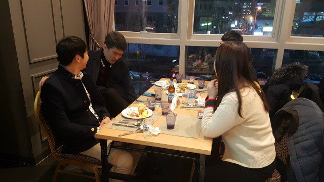 송년의 밤 행사장에서 식사하며 담소하는 임직원들
