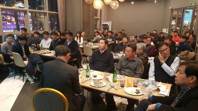 송년의 밤 행사장에서 식사하며 담소하는 임직원들