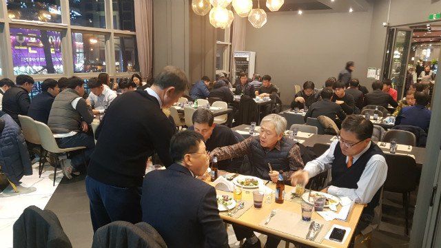 송년의 밤 행사장에서 식사하며 담소하는 임직원들