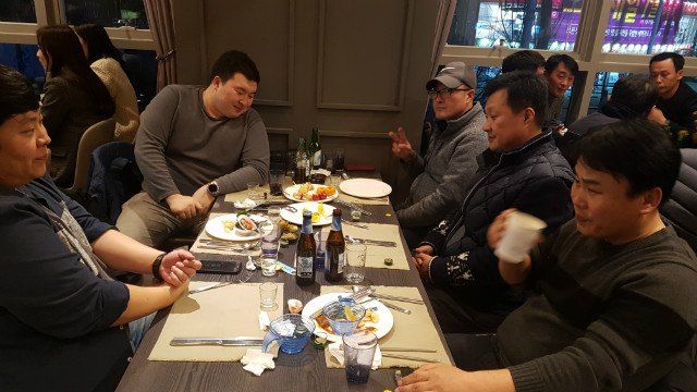 송년의 밤 행사장에서 식사하며 담소하는 임직원들