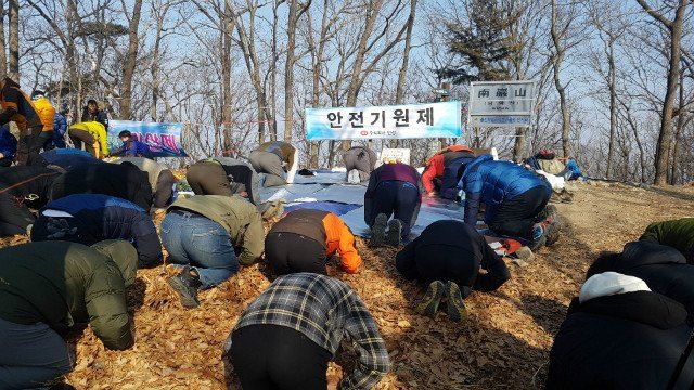 「안전기원제」 현수막을 향해 다 함께 절하는 임직원들