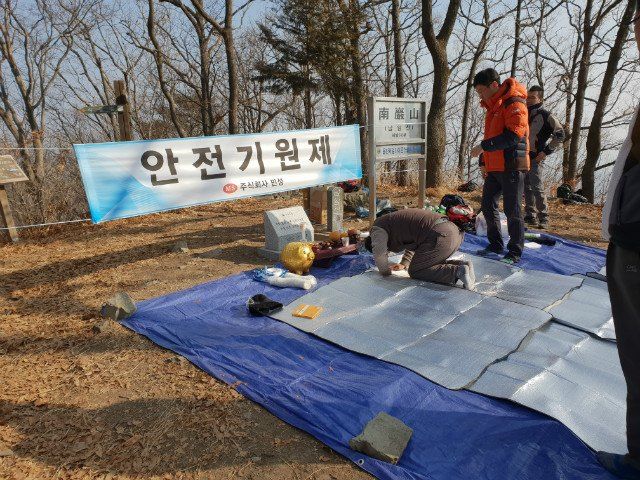 제단 앞에서 절하는 대표이사