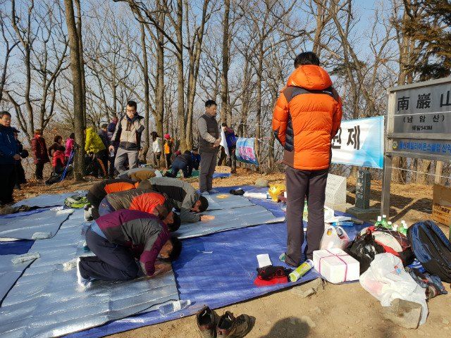 제단 앞에서 절하는 임원들