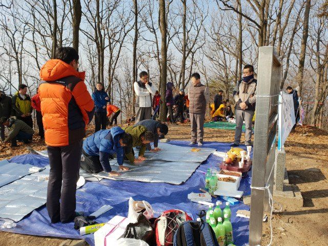 제단 앞에서 절하는 현장소장들