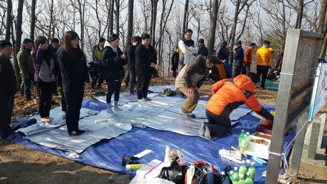 제단 앞에서 절하는 본사 직원들