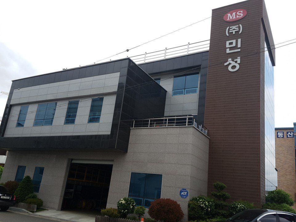 「(주)민성」 간판이 달린 민성 본사 건물 외관